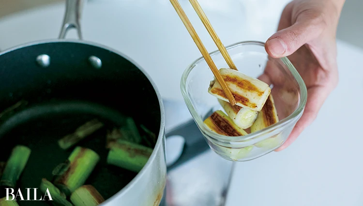 ねぎを3.5 ～4cm幅に切って焼いておく