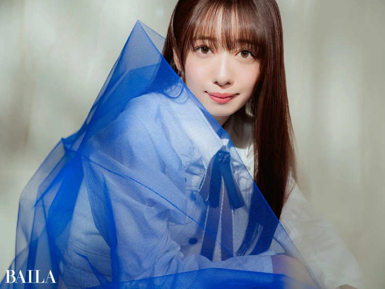 私立恵比寿中学の真山りかさん　青につつまれて