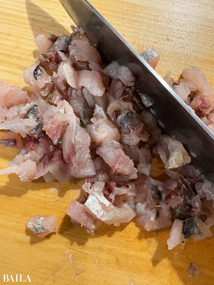 長谷川あかり 鯵キムチ丼 調理工程① 鯵を細かく叩き、そのほかの具材を切る