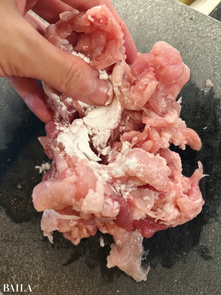 長谷川あかり　豚肉とにんじんの甘酸っぱいからし炒め　豚肉に下味をつけているところ
