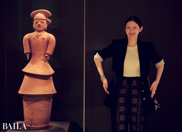 市川紗椰 「東博コレクション展」＠東京国立博物館 　平成館 考古 展示室入り口には重要文化財『埴輪 盛装女 子』（群馬県伊勢崎市豊城町横塚出土、古墳 時代・6 世紀）が2026年2 月1 日まで展示。 文字どおり、古墳時代の＂盛れてるファッシ ョン＂がわかる！