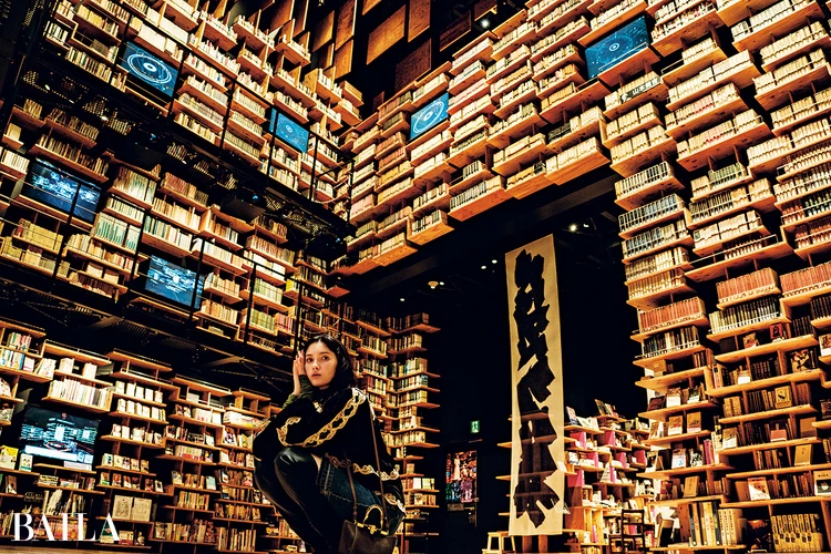 市川紗椰 「本棚劇場」をはじめ、映えるスポットが目白押し。でも、“掘って”みると写真を撮り忘れるほど奥深かった！