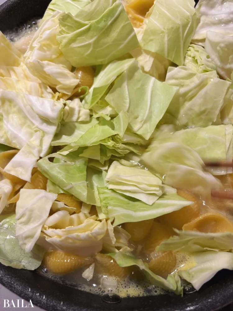 長谷川あかり 鱈とキャベツのオレンジ煮込みショートパスタ 煮込む前