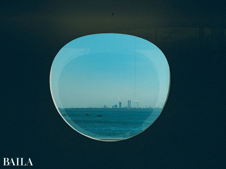 市川紗椰 「山本理顕展—コミュニティーと建築—」＠横須賀美術館 　美術館の 丸窓から、横須賀の港を出る船が見える。 館内では写真を撮りたくなる素敵な風景 に出会えます　