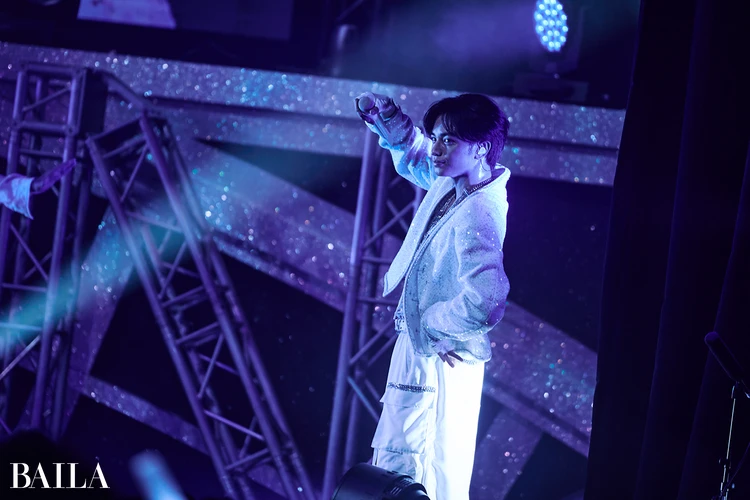 中島健人　真っ白の衣装に身を包んだ中島さんがステージに登場