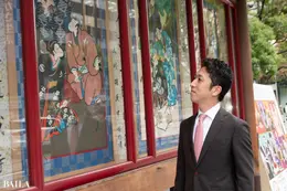 歌舞伎座の演目案内を見る中村時蔵さん