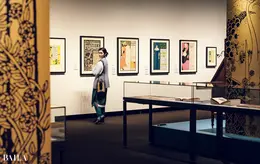 市川紗椰　三菱一号館美術館　ビアズリー展　ビアズリーが原画と色指定を手がけたリトグラフ作品、雑誌『ステューディオ』をはじめ、書籍や演劇の宣伝ポスターを前に。