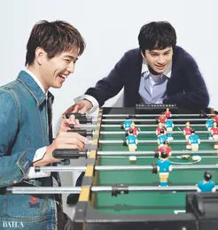 遊ぶ北村匠海さんと中沢元紀さん