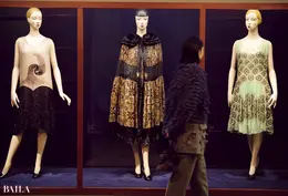 市川紗椰　当時の人々のファッショ ンを展示（ドレス、コートは共立女子大学博物 館蔵）。