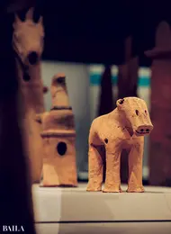 「東博コレクション展」＠東京国立博物館 　平成館 考古展示室にひしめく形象埴輪たちの間に、可愛らしい動物の姿を発見。9月28日まで展示中の『猪形埴輪』（大阪府堺市陵西遺跡出土、古墳時代・5～ 6世紀、伊藤福次氏・橘喜一郎氏寄贈）は、鼻の穴をよく見ると、確かにイノシシらしい特徴をとらえていて感心します