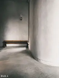 「ピエール・ジャンヌレ」のCANED BENCHの上には「ニューライトポタリー」のLily wallを設置。