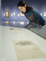 市川紗椰 （手前）フィンセント・ファン・ゴッホ「傘を持 つ老人の後ろ姿が描かれたアントン・ファ ン・ラッパルト宛ての手紙」1882年9月23日頃 （奥）フィンセント・ファン・ゴッホ「ベンチに 座る4人の人物と赤ん坊が描かれたアント ン・ファン・ラッパルト宛ての手紙」 1882年9月12-17日頃