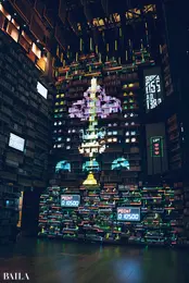 「本棚劇場」では決められた 時間ごとにプロジェクションマッピングを 上映。「昭和100年展」にちなみ、100年前か ら現在の映像を池上彰館長のナレーショ ンとともに　