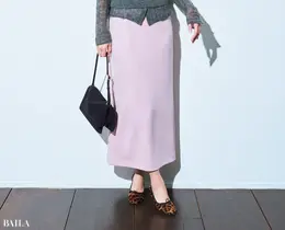 ＋足もとPoint! シンプルなだけに、比較的どんな靴ともマッチ。ロング丈ならバレエシューズやパンプス、ひざ下丈ならブーツや靴下合わせなど、足もとのすき間があきすぎないように調節するとバランス上々。