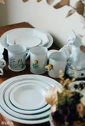 パリを訪れると 必ず購入する「アスティエ・ド・ ヴィラット」の器。釉薬が薄く ムラがあるほうが個体差がわ かりやすくて好みだとか。