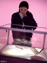 市川紗椰　新館では、サヴォアフ ェールごとに、デザイン画やコレクションに用 いられた技巧の数々を追うことができる