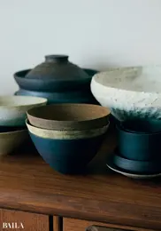 薄くて力強い二階堂明弘さ んの作品は平皿から深皿、そ して著名な料理家たちも絶賛 するという人気の土鍋まで約 30点ほど所有。