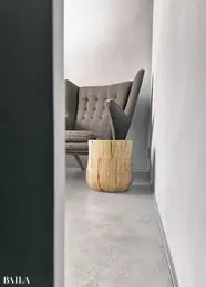 「ハンス・J・ウェグナー」のベアチェアは若い頃から憧れていた存在。内装に合わせてグレーで統一。