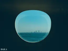 市川紗椰 「山本理顕展—コミュニティーと建築—」＠横須賀美術館 　美術館の 丸窓から、横須賀の港を出る船が見える。 館内では写真を撮りたくなる素敵な風景 に出会えます　