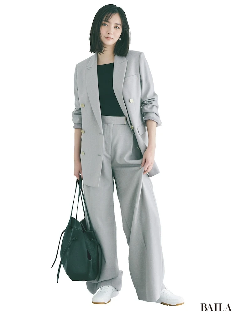 凜としたジャケパンコーデに軽やかな抜け感を