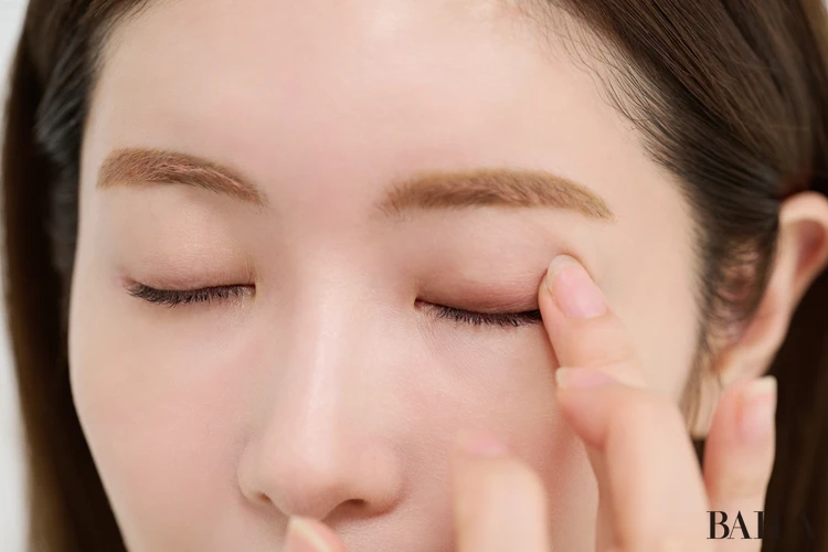 くみっきー 舟山久美子さん 時短メイク エナモル バイカラーアイズ01 アーモンドハニー