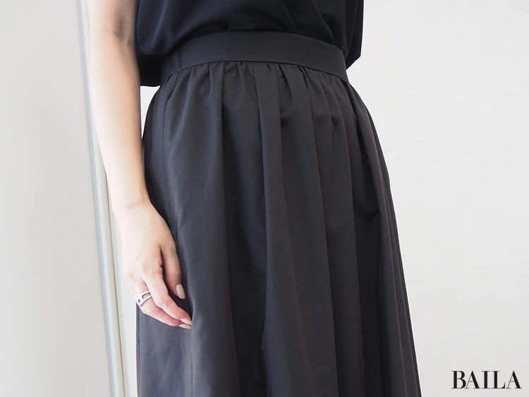 色み:深みのあるブラックが着回しやすく、表情豊か