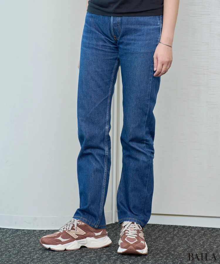 ニューバランスのブラウンスニーカーを試着 デニム