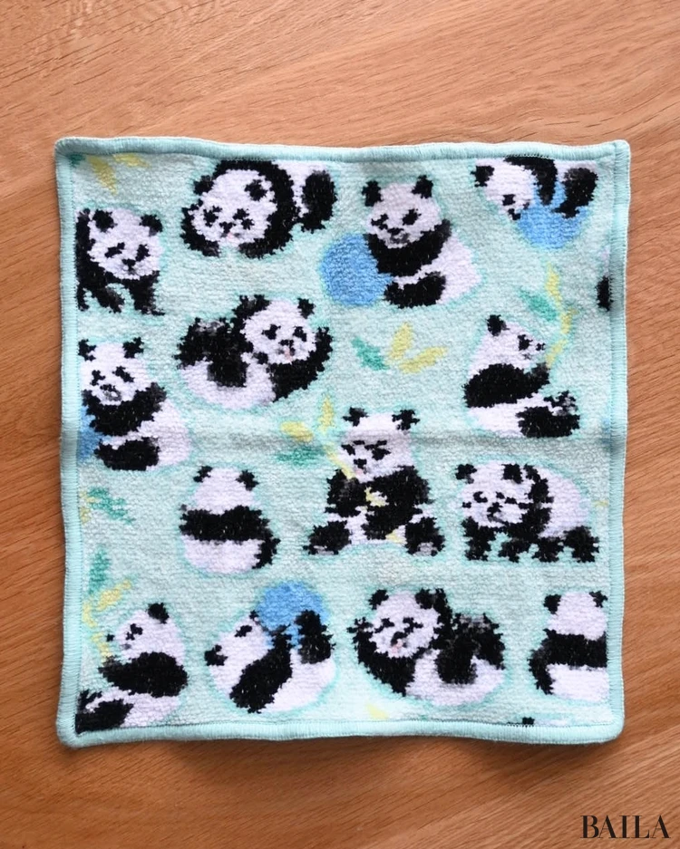 フェイラーのタオルハンカチ　コロコロパンダのデザイン