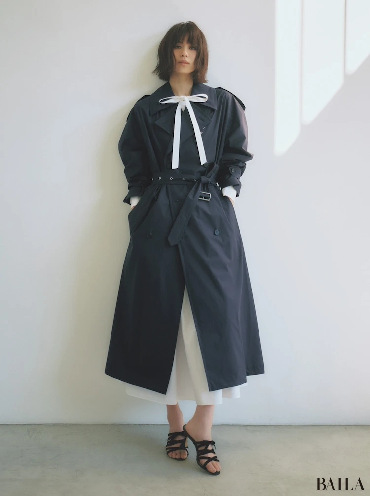 凜とした知性が際立つネイビーで洒落見え