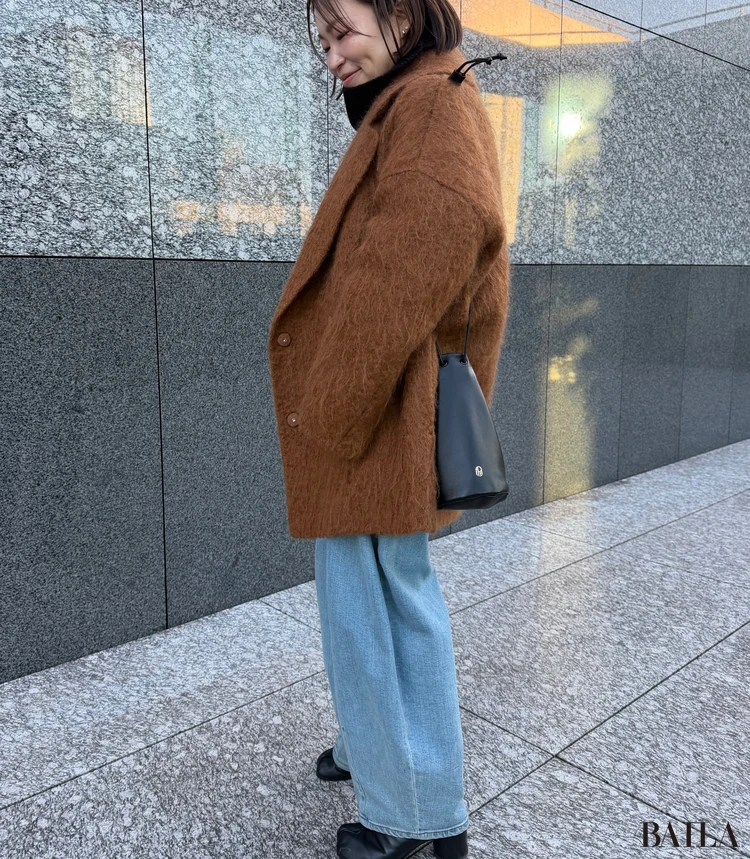 (im)perf.(インパーフ)の黒ポーチを肩から下げているところ(全身)。