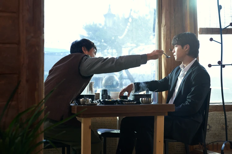 Mr.プランクトン:ヘジョに「あーん」をしようとしているフン