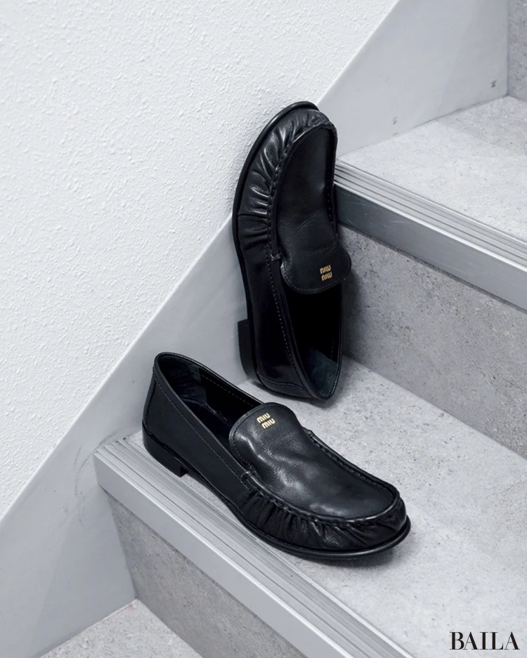 【MIU MIU(ミュウミュウ)】さりげない効かせになる新作ローファーを手に入れたい