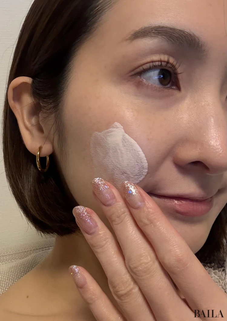 エスプリーク ラスティング セラム ベース 01を頬に伸ばした写真