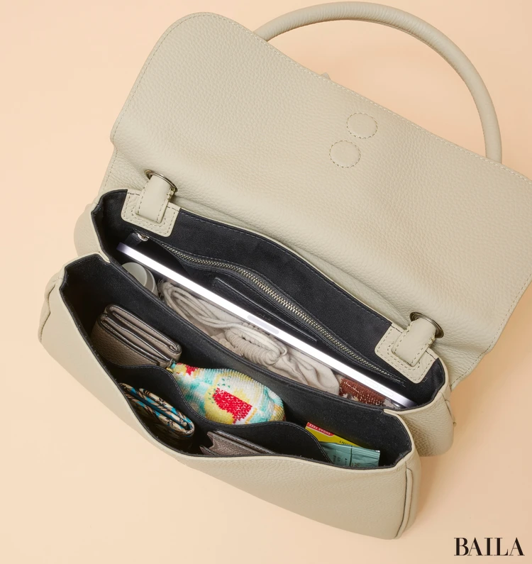 VASIC（ヴァジック）　CAST MINI　収納力　通勤グッズをバッグに入れた様子