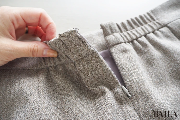 青山商事　スーツスクエア　CHANTOWA サイドタックスカート　￥13090　ベージュ　サイズ38　バックのジップ　ゴム仕様