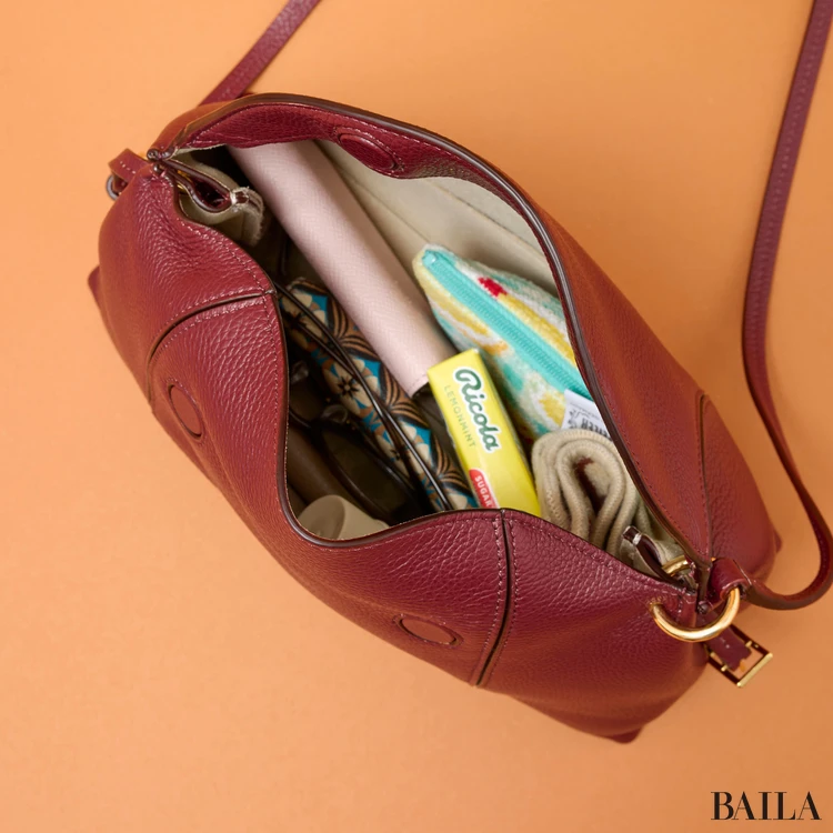 ワンドラー　ペネロペ スラウチバッグ　収納力　荷物をバッグに入れた様子