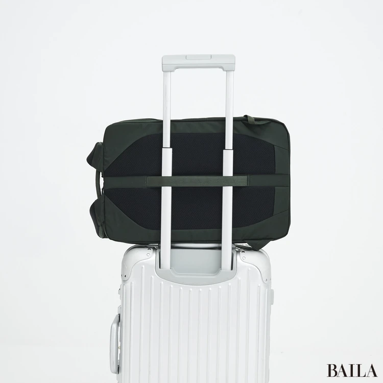 モンベル　リュック　スリーブ　キャリーケースにつけた様子