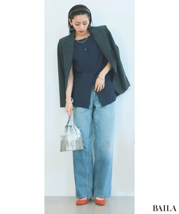 ジャケットのインとしてブラウス風に着こなして