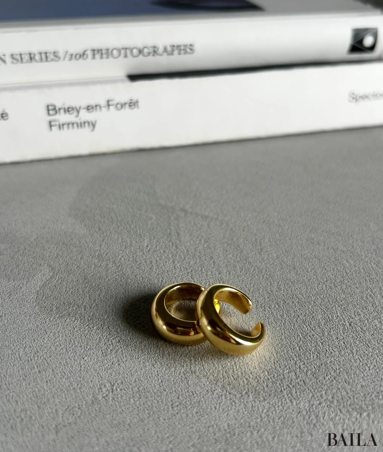 ボリュート ヴェルメイユ イヤーカフのアップ