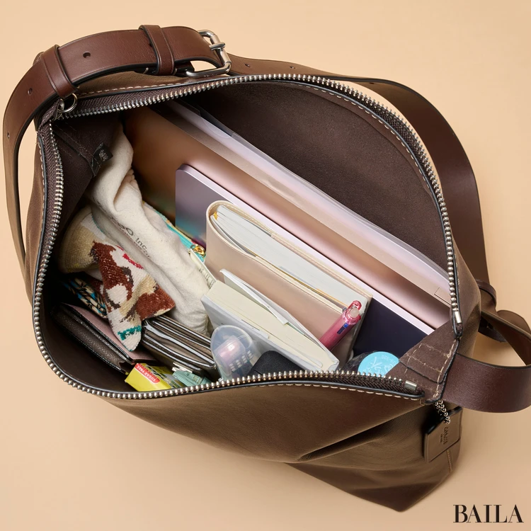 コーチ モット メッセンジャー バッグ 38 収納力 通勤グッズをバッグに入れた様子