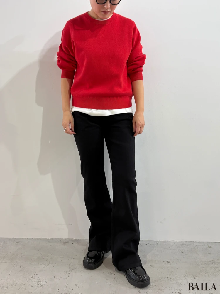 スムースコットンクルーネックセーター（￥2990）、ブーツカットジーンズ（￥3990）