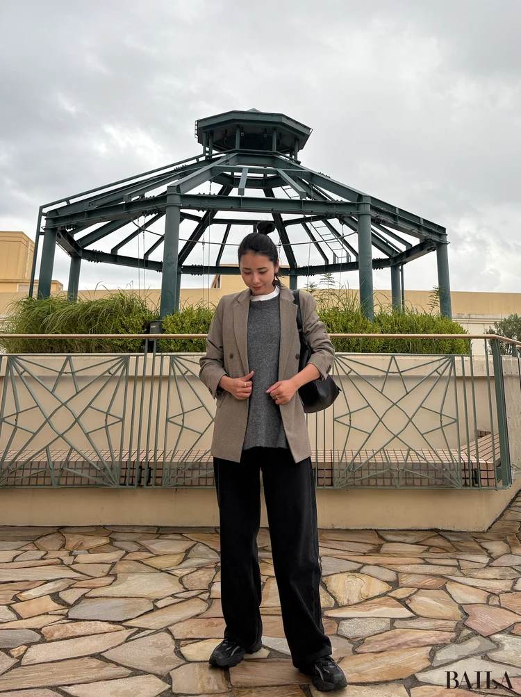 お団子ヘアーカジュアルファッションにジャケットをプラス