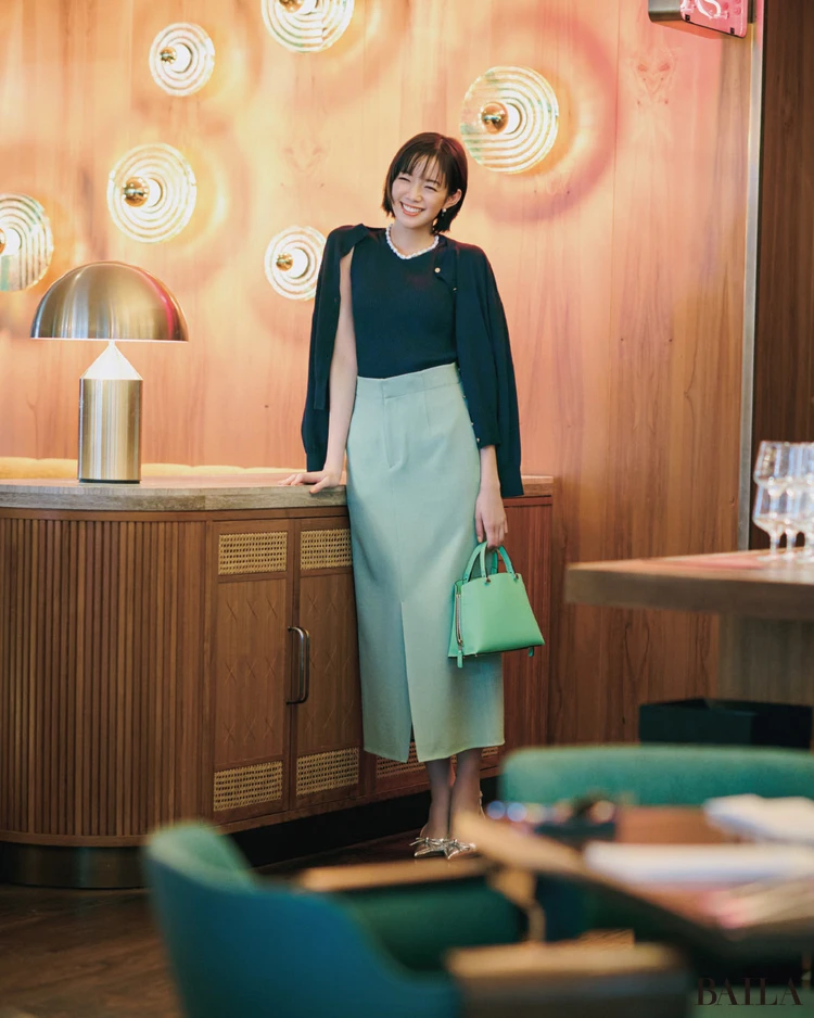 会社帰りのディナーはきれい色アイテムで洒落感をアピール【BAILA今日のコーデ】