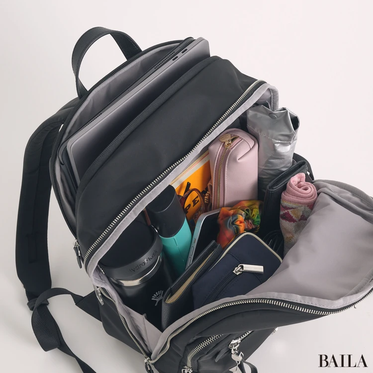 アタオ　防水ビジネスリュック　SOU！(ソウ)　収納力　通勤グッズをバッグに入れた様子