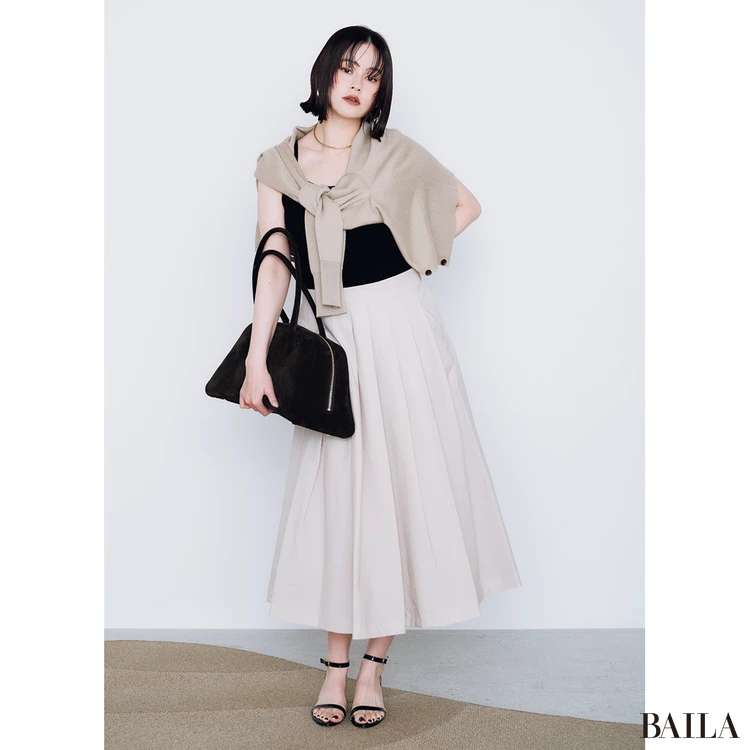 emma カーデを肩掛け、ほんのりのぞく素肌がセンシュアル【BAILA今日のコーデ】