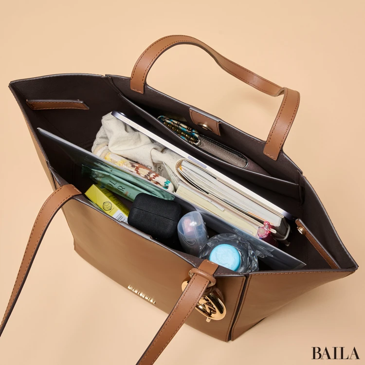 マイケル マイケル・コース　JORDI コンバーチブル シンチ トート ミディアム　収納力　通勤グッズをバッグに入れた様子