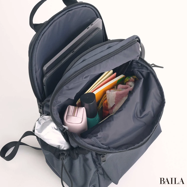 エコアルフ　リュック　収納力　通勤グッズをバッグに入れた様子