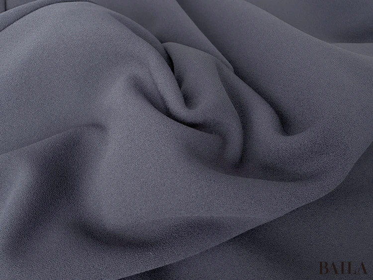 質感：キレイ見えと伸縮性を両立した大人のジャージー