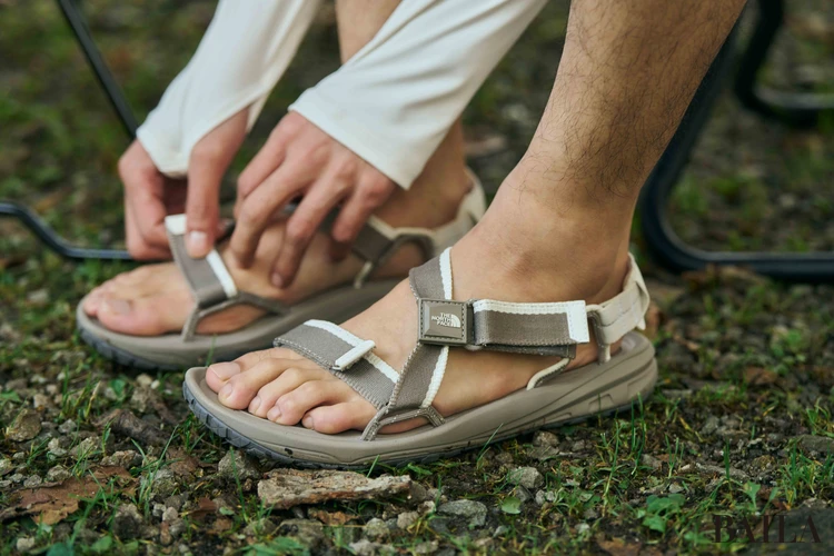 ザ・ノース・フェイス 新作シューズ Stratum Swift¥13200