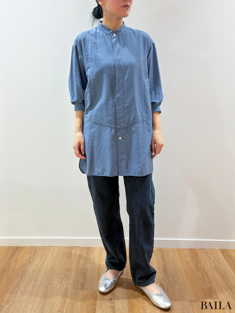 スタンドカラーシャツ￥3990・ハイライズレギュラージーンズ￥4990／Uniqlo U（ユニクロ）